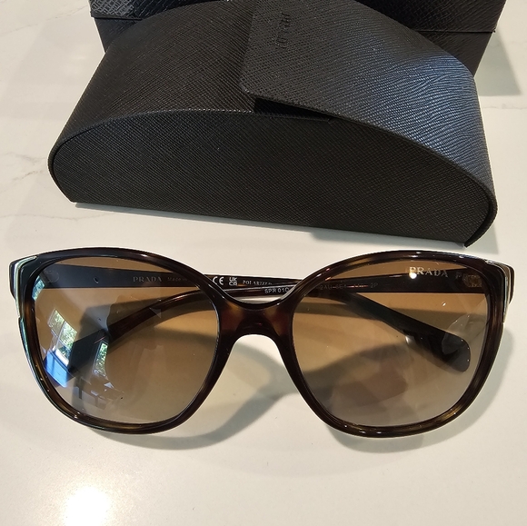 Prada sunglasses in excellent condition - Picture 2 of 4